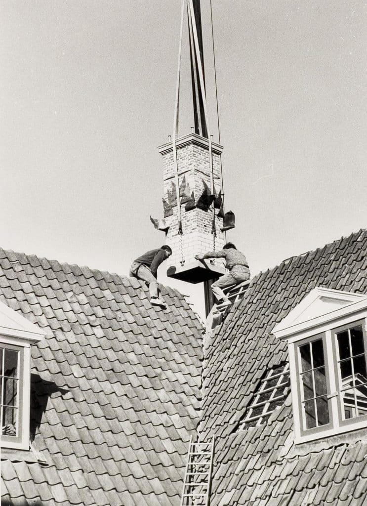 Plaatsen van schoorsteen van het Huis van Achten Foto J Elsinga 1987