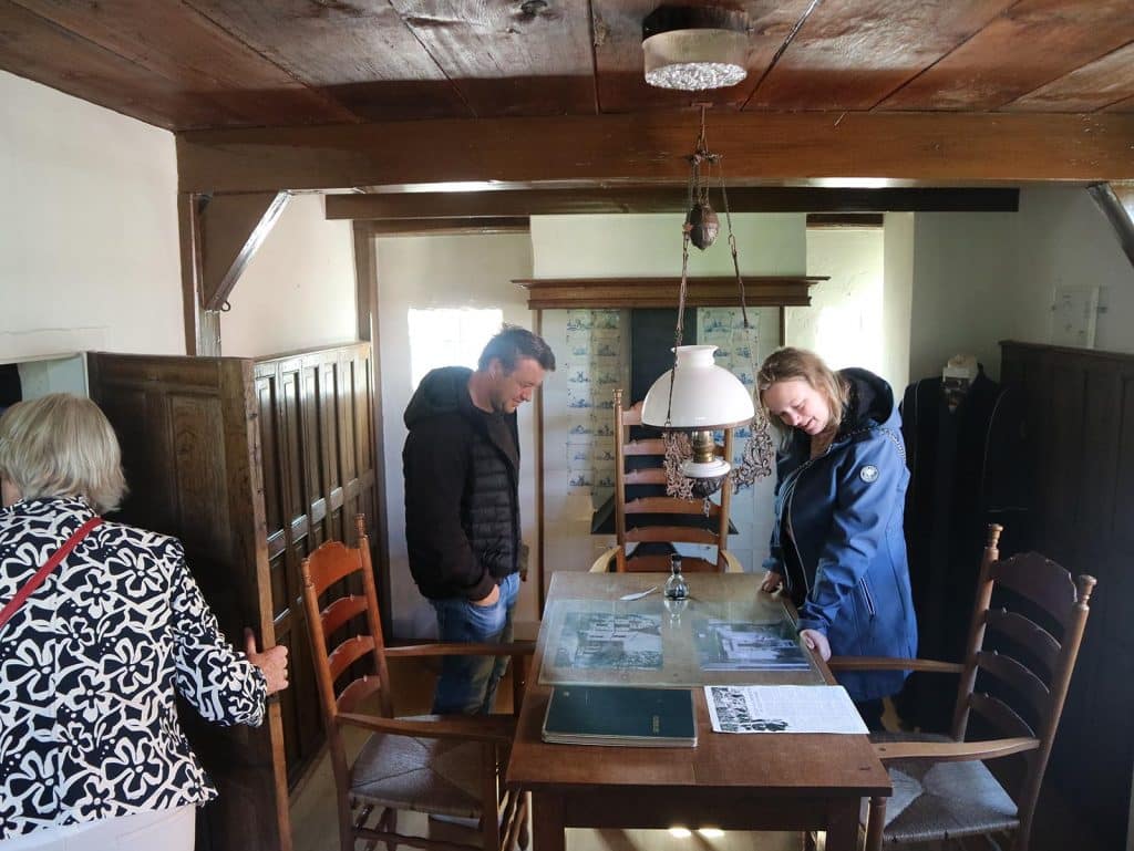 Bezoekers in het woonkamertje/slaapkamertje in het Raadhuis Grootschermer