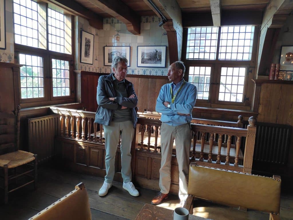 Raadzaal van Raadhuis Graft met vrijwilliger en bezoeker. Tijdens Open Monumentendag 2025.