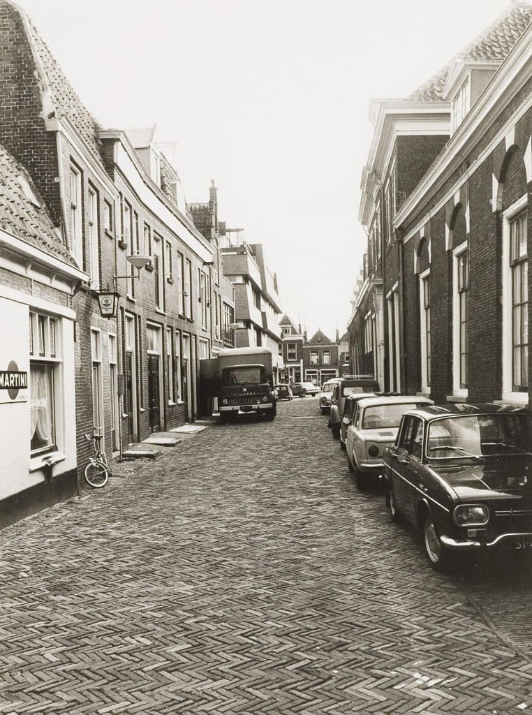 Rechts vooraan een deel van Lombardsteeg 23-25 Provenhuis van Nordingen Foto Provincie Noord-Holland 1971