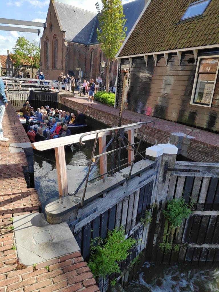 Sluis met rondvaartboten in De Rijp