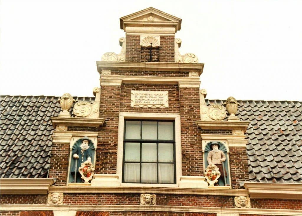 Topgevel van het provenhuis van Nordingen het Huis van Achten Foto Berend Ulrich 1997
