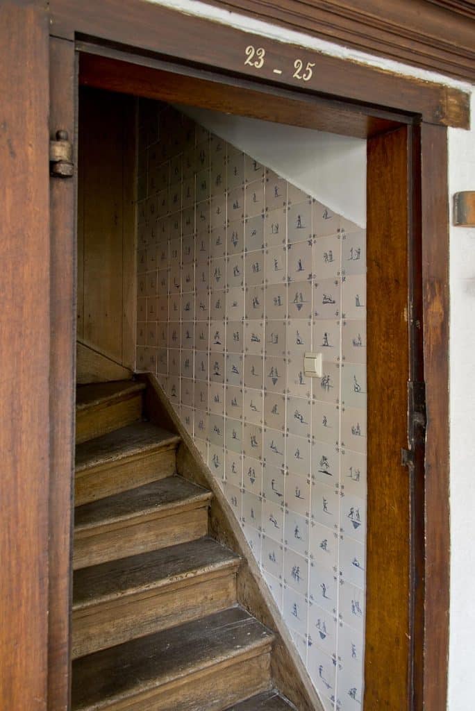 Trap naar de zolderverdieping van het Huis van Achten. Foto J. Elsinga 2012.