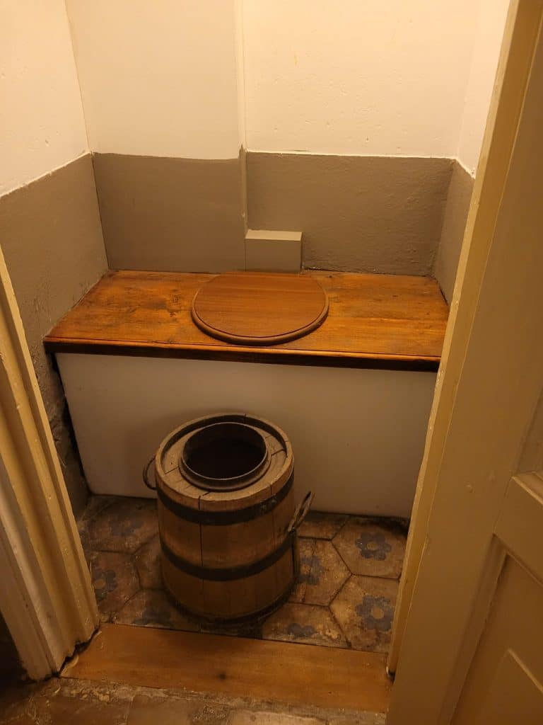 toilet op de keldergang van de Villa Wilhelminalaan 8
