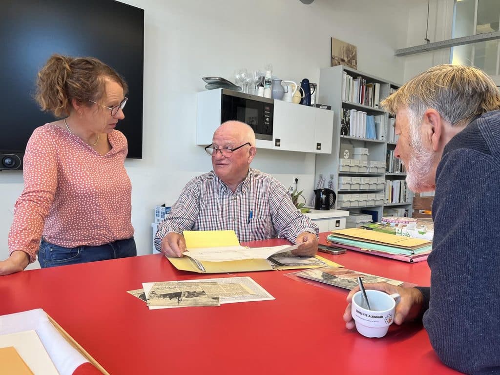 Frans van Marle in het archeologisch centrum. Met archeoloog Nancy de Jong en archeologie vrijwiliger Sjaak Waterlander.