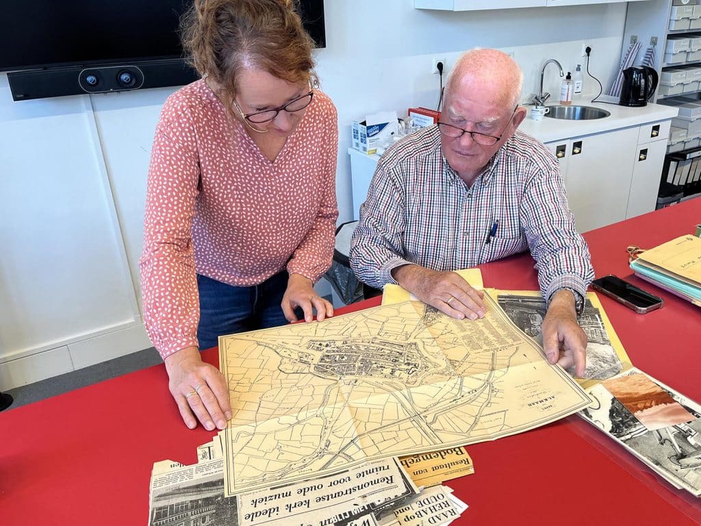 Frans van Marle in het archeologisch centrum met archeoloog Nancy de Jong.