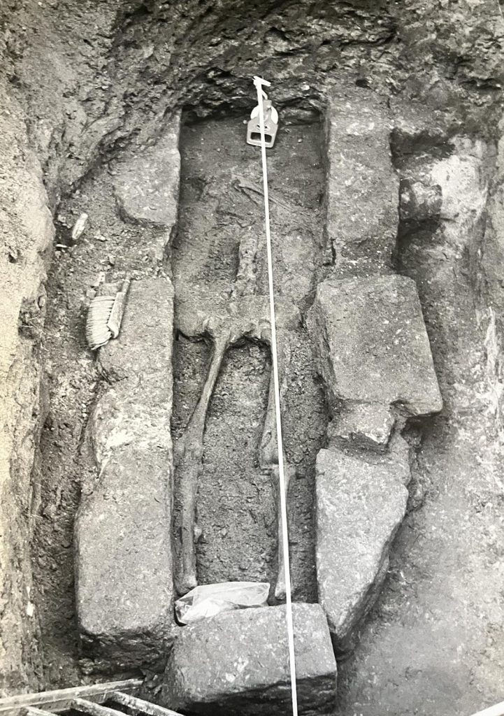 De vondst van het graf van Floris I in het klooster van Egmond.