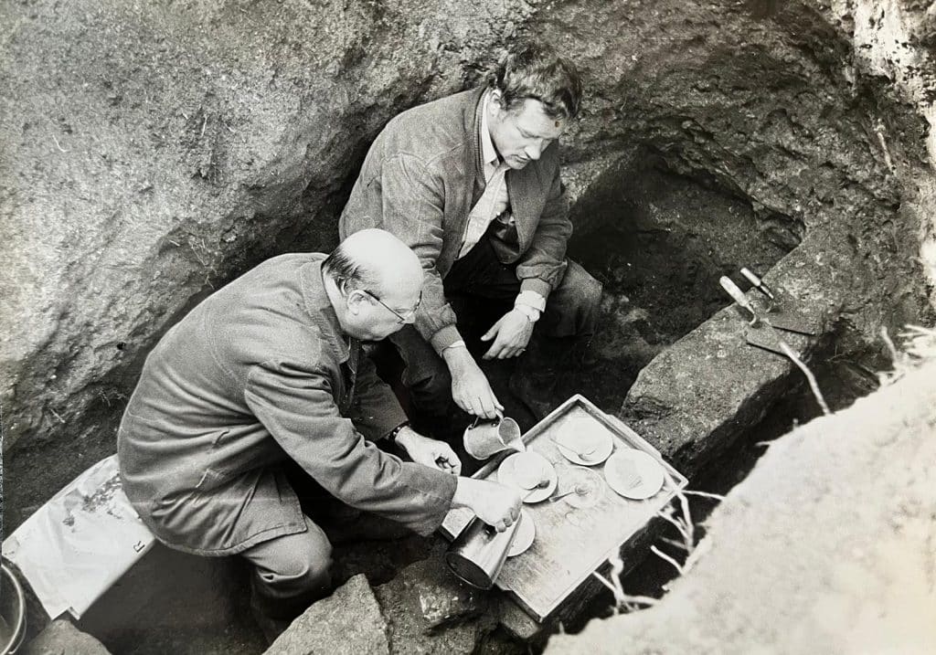 Cordfunke en Van Marle aan de thee tijdens een opgraving in 1979.