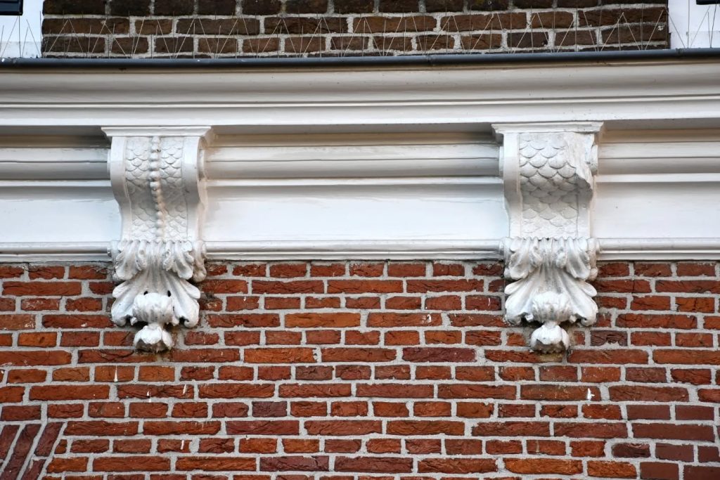 Geschubde gootklossen op de Stadstimmerwerf aan Keetgracht 1 in Alkmaar
