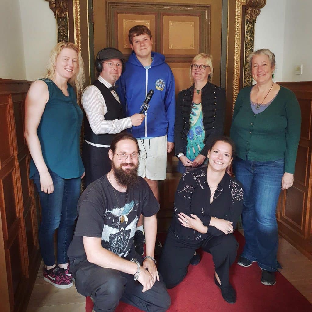 De acteurs die meedoen met de podcast waren samen in een oude zaal op het laat-middeleeuwse stadhuis van Alkmaar.