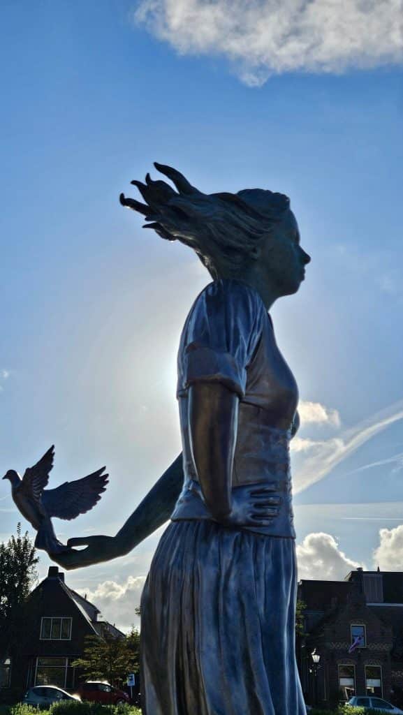 Beeld van Trijn Rembrands in het Victoriepark in Alkmaar