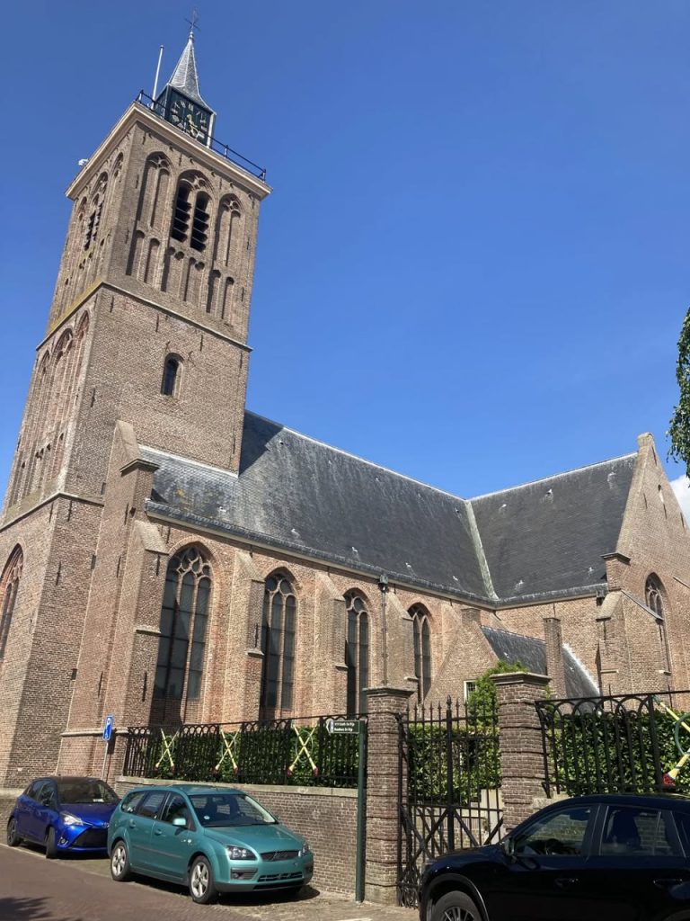 De Grote Kerk in De Rijp met leistenen dakbedekking.