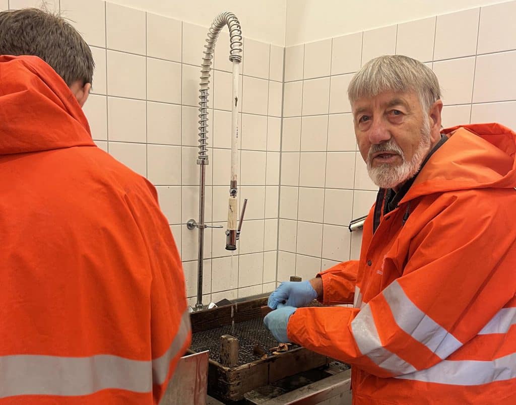 De vondsten worden gespoeld en gereinigd voor verder onderzoek door vrijwilligers Sjaak en Rens.