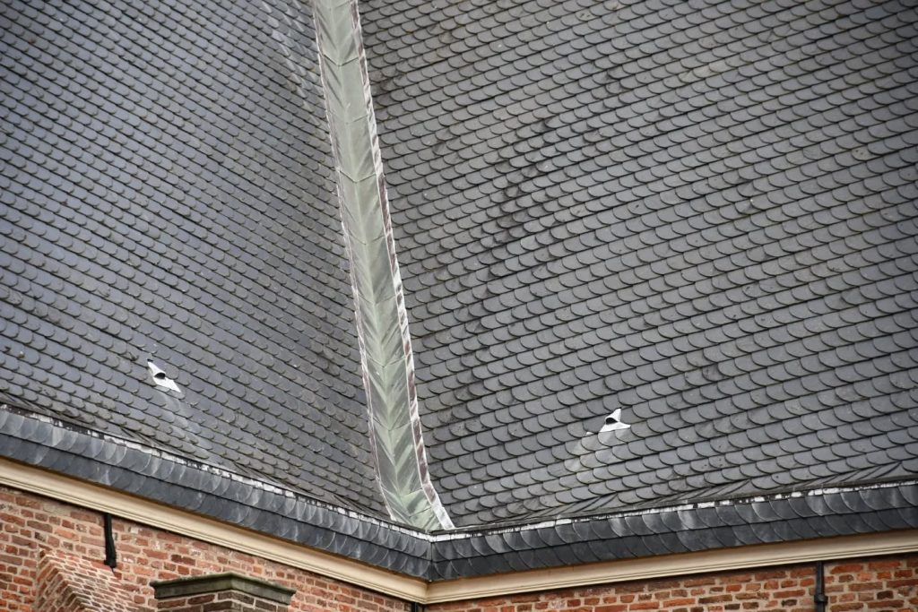 Deze schubvormige leistenen dakbedekking is schuins op het dak aangebracht
