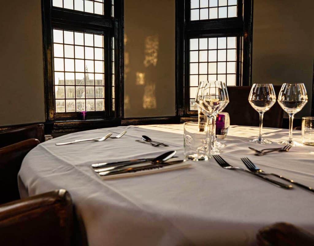 Eten in de torenkamer. Foto De Heeren van Sonoy.