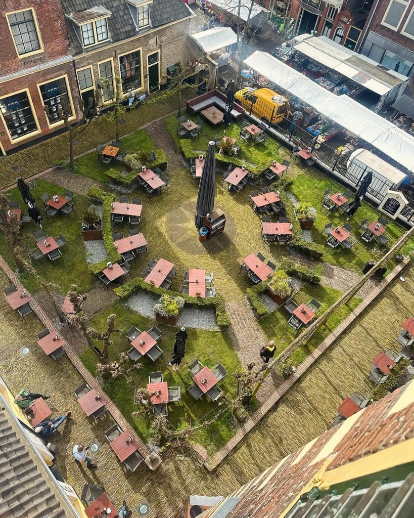 Hof van Sonoy binnentuin met terras. Foto De Heeren van Sonoy.