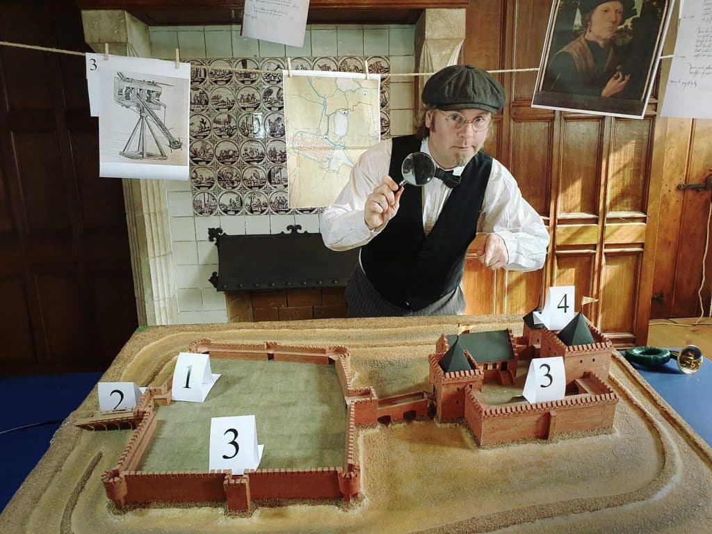 Marius Bruijn als Kasteeldetective tijdens het onderzoek naar de Nieuwburg