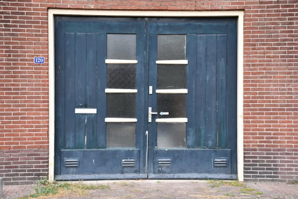 Mat geworden pakhuisdeuren