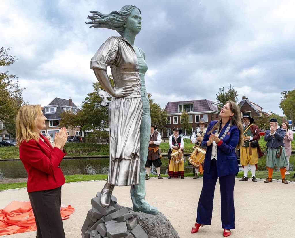 Onthulling van het beeld van Trijn Rembrands in het Victoriepark in Alkmaar. Links Simone van der Vlugt en rechts burgemeester Anja Schouten. Foto Jan Jong.