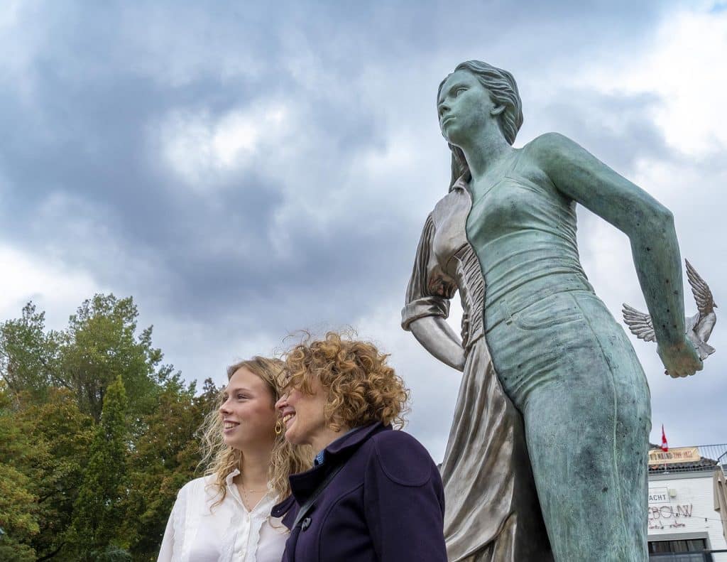 Onthulling van het beeld van Trijn Rembrands in het Victoriepark in Alkmaar. Voor het beeld staan Josefien (het model voor het beeld) en kunstenares Elisabet Stienstra. Foto Jan Jong.