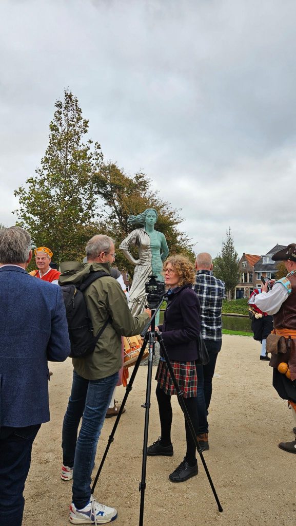 Onthulling van het beeld van Trijn Rembrands in het Victoriepark in Alkmaar Kunstenares in gesprek met Groots Alkmaar TV