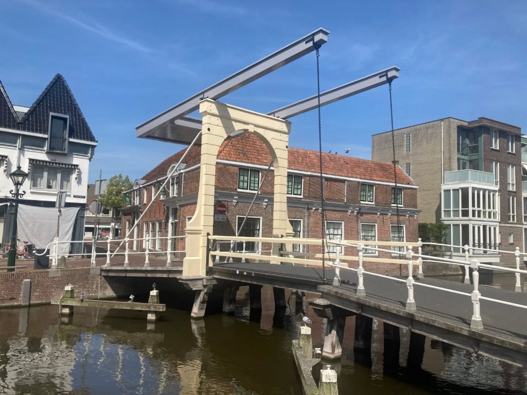 Ophaalbrug voor de Stadstimmerwerf aan Keetgracht 1 in Alkmaar