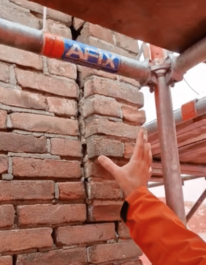 Scheur in de muur van het PEN transformatorhuisje in Graft.