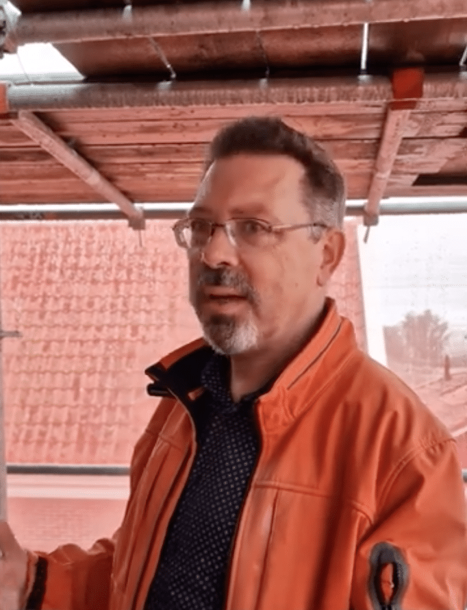 Monumentenadviseur Anne Pauptit bij het PEN  transformatorhuisje in Graft.