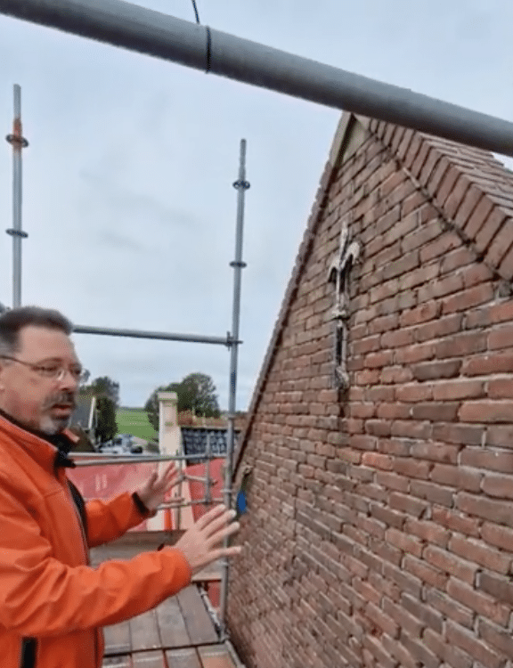 Muuranker bovenin de muur van het PEN transformatorhuisje in Graft