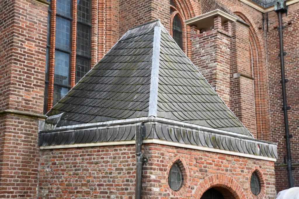 Schubvormige leistenen dakbedekking. Gelegd naar de de heersende windrichting. De wind waait ook in De Rijp het vaakst uit het zuidwesten.