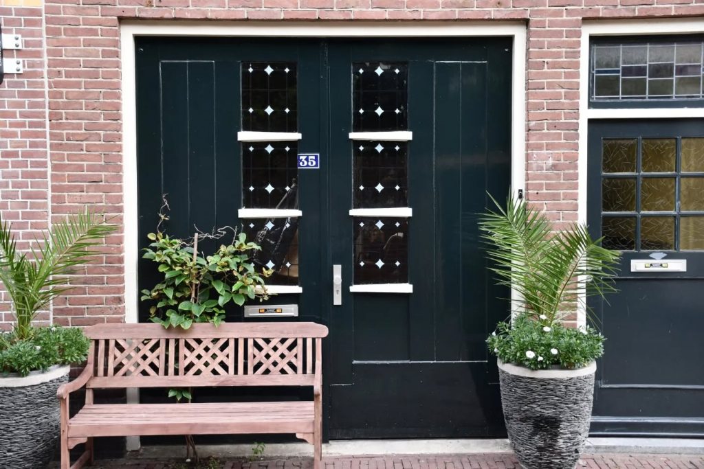Vers geschilderde pakhuisdeuren