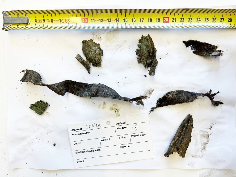 De textiel- en koperresten tijdens het drogen.