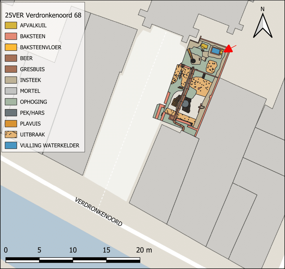 De ligging van de kuil binnen de opgraving, aangewezen door de rode pijl.