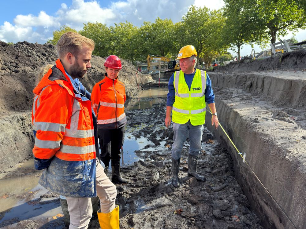 Geoloog Peter Vos van TNO/Deltares praat ons bij over de vorming van het landschap bij één van de profielen in Oudorp.