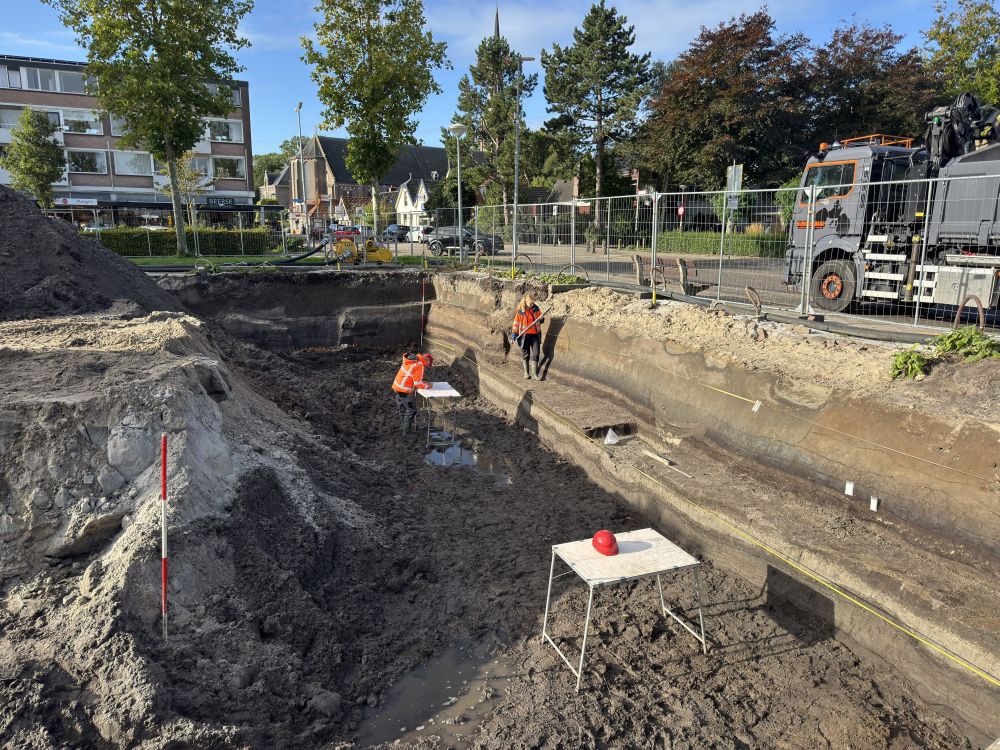 Meet- en tekenwerk aan het profiel aan de zijde van de Herenweg in Oudorp.