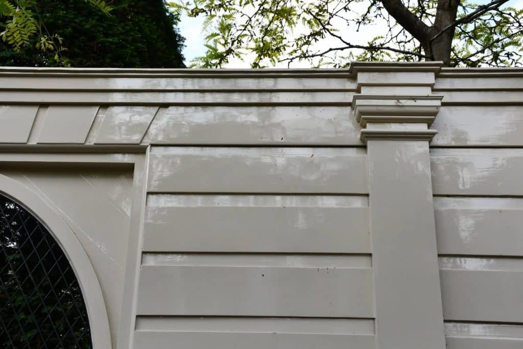 De schutting aan de Gedempte Baansloot heeft pilasters.