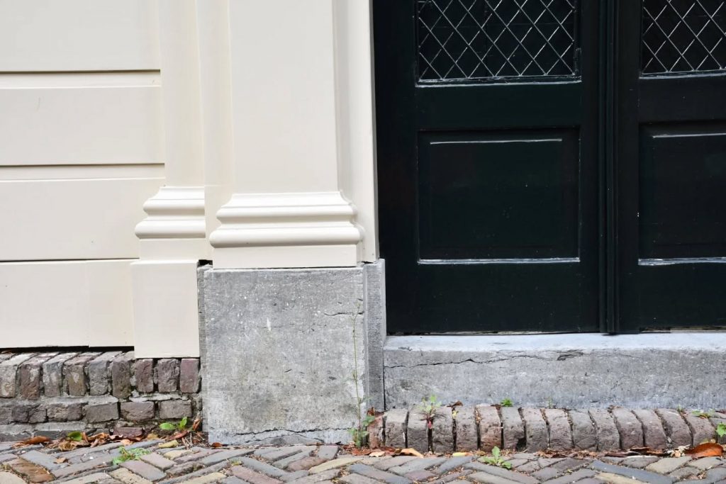 Geprofileerde basementen (onderkanten) aan de schutting aan de Gedempte Baansloot.