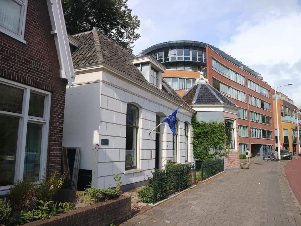Woonhuis De Arendshof van de zijkant gezien.