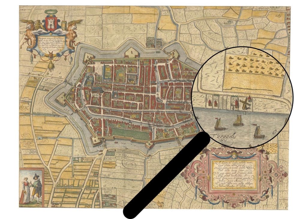 De kaart van Alkmaar door Cornelis Drebbel (1597). De tegel is gevonden op het stuk terrein binnen het vergrootglas.