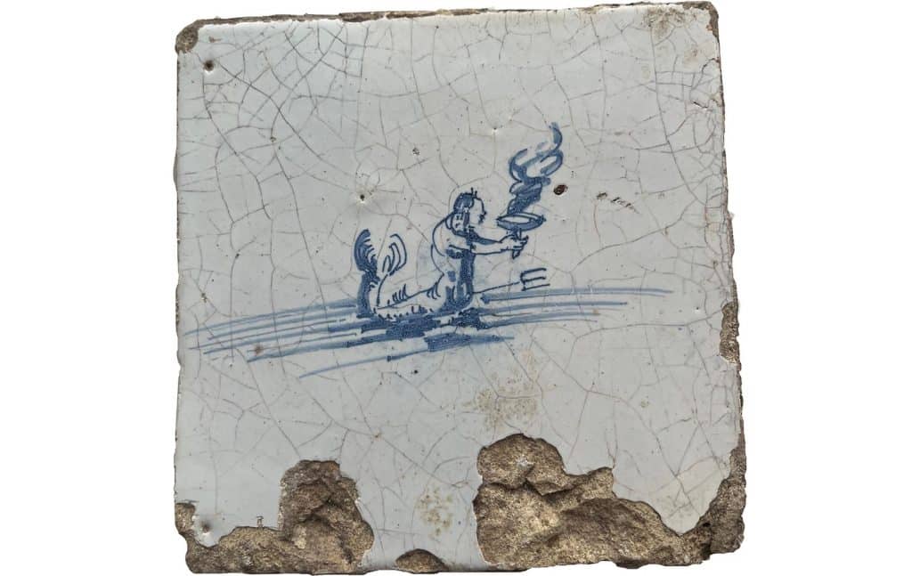 Compleet aangetroffen wandtegel van de opgraving (04SCHW). Datering: ca. tweede helft 17e eeuw. Formaten: 13x13x1 cm