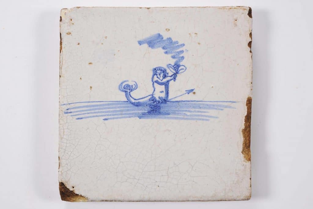 Vergelijkbare wandtegel in de collectie van de Lakenhal in Leiden Formaten: 12,7x12,5x1 cm