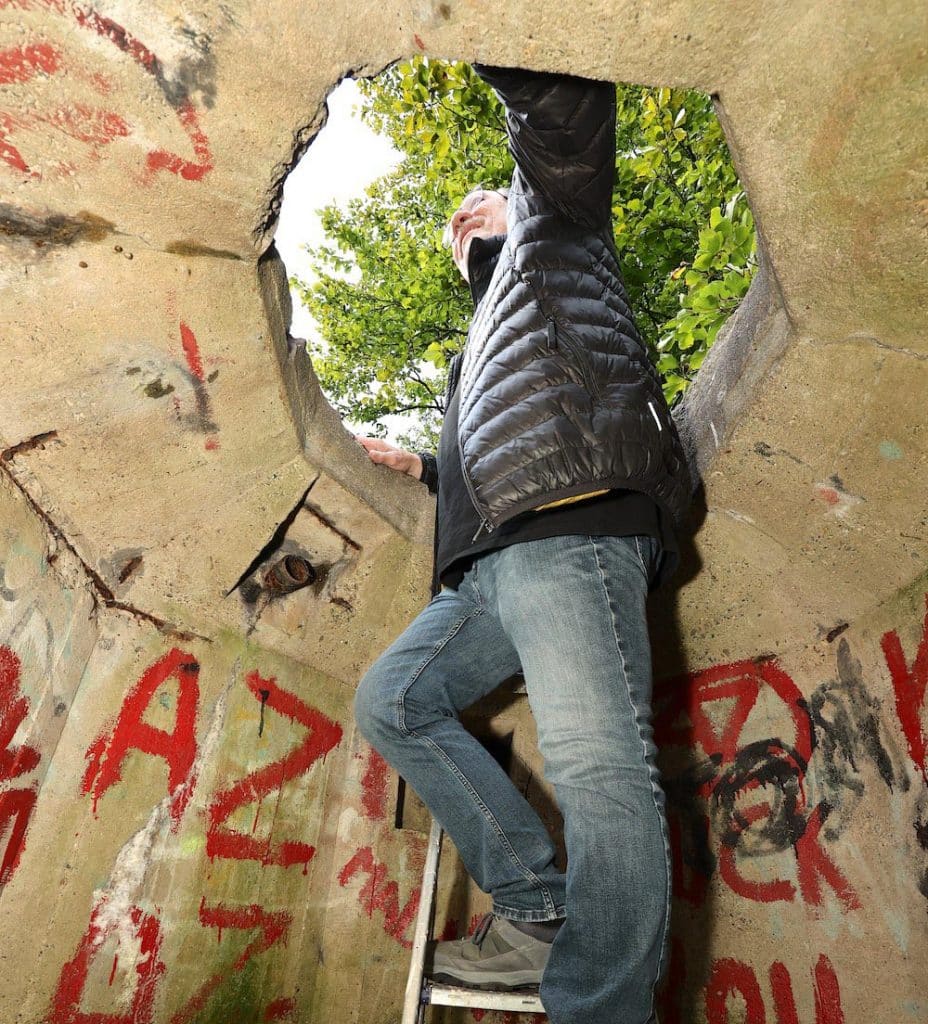 Man kijkt door het gat bovenin de Bunker in de Alkmaarse Hout naar buiten.