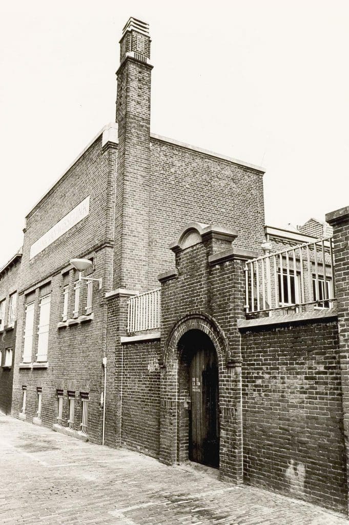 De poort en de achtergevel met het opschrift Bank van Wisselink aan de Houttil 4-6. Foto J. Elsinga 1974.
