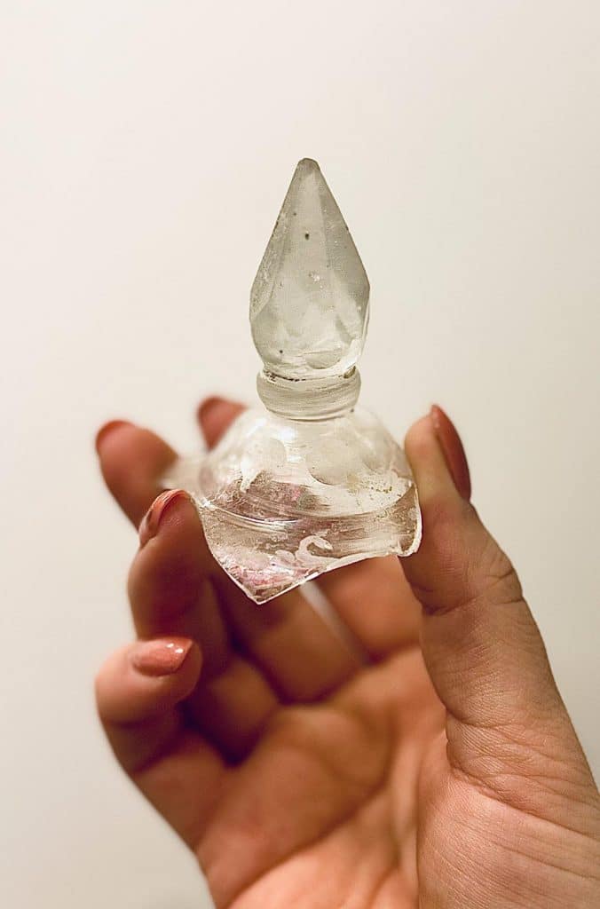 Deel van een glazen chocoladebeker uit de eerste helft van de achttiende eeuw