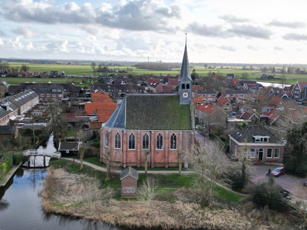 Dronefoto Dorpskerk West-Graftdijk van site Stichting Dorpskerk Graftdijken.