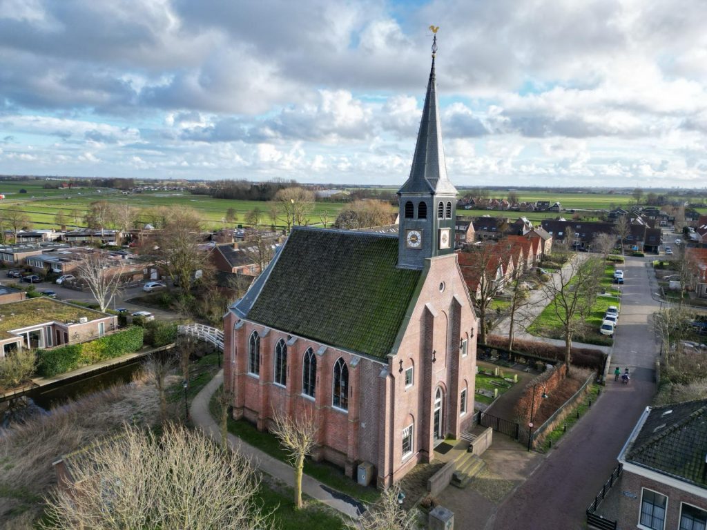 Dronefoto Dorpskerk West-Graftdijk van site Stichting Dorpskerk Graftdijken.