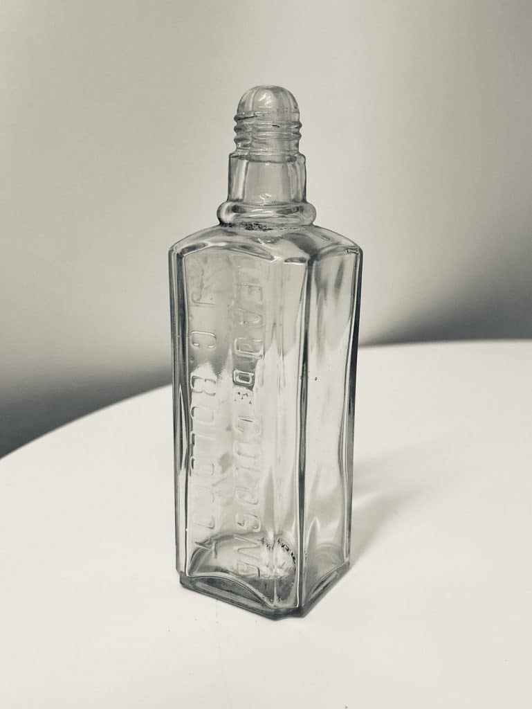 Eau de cologne parfumflesje van het merk JC Boldoot. Gevonden in de waterput in de achtertuin van Pakhuis de Koopman aan het Fnidsen.