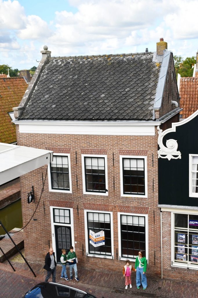 Oegstgeester dakpannen aan de Kleine Dam 4 in De Rijp