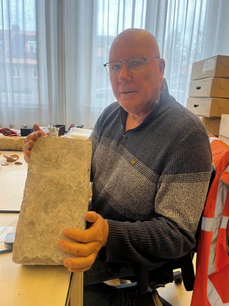 Rob Roedema met een kloostermop