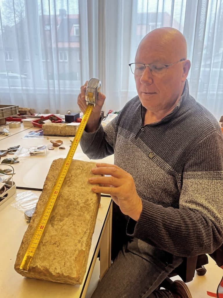 Rob Roedema meet de kloostermop van groot formaat: 32,5 x 16,5 x 8 cm